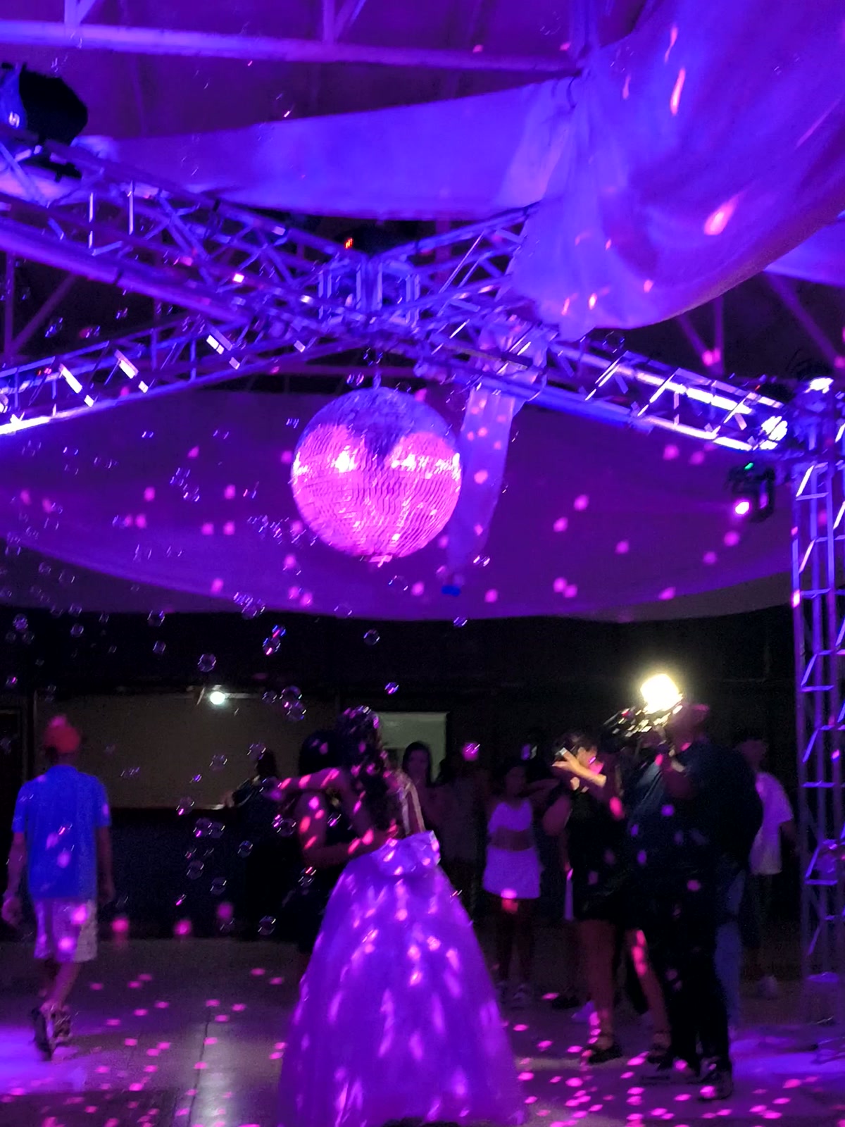 El vals de una fiesta de 15 bajo la bola de espejos, con burbujas y estructuras de luz montadas por Top Dj Group en Mendoza