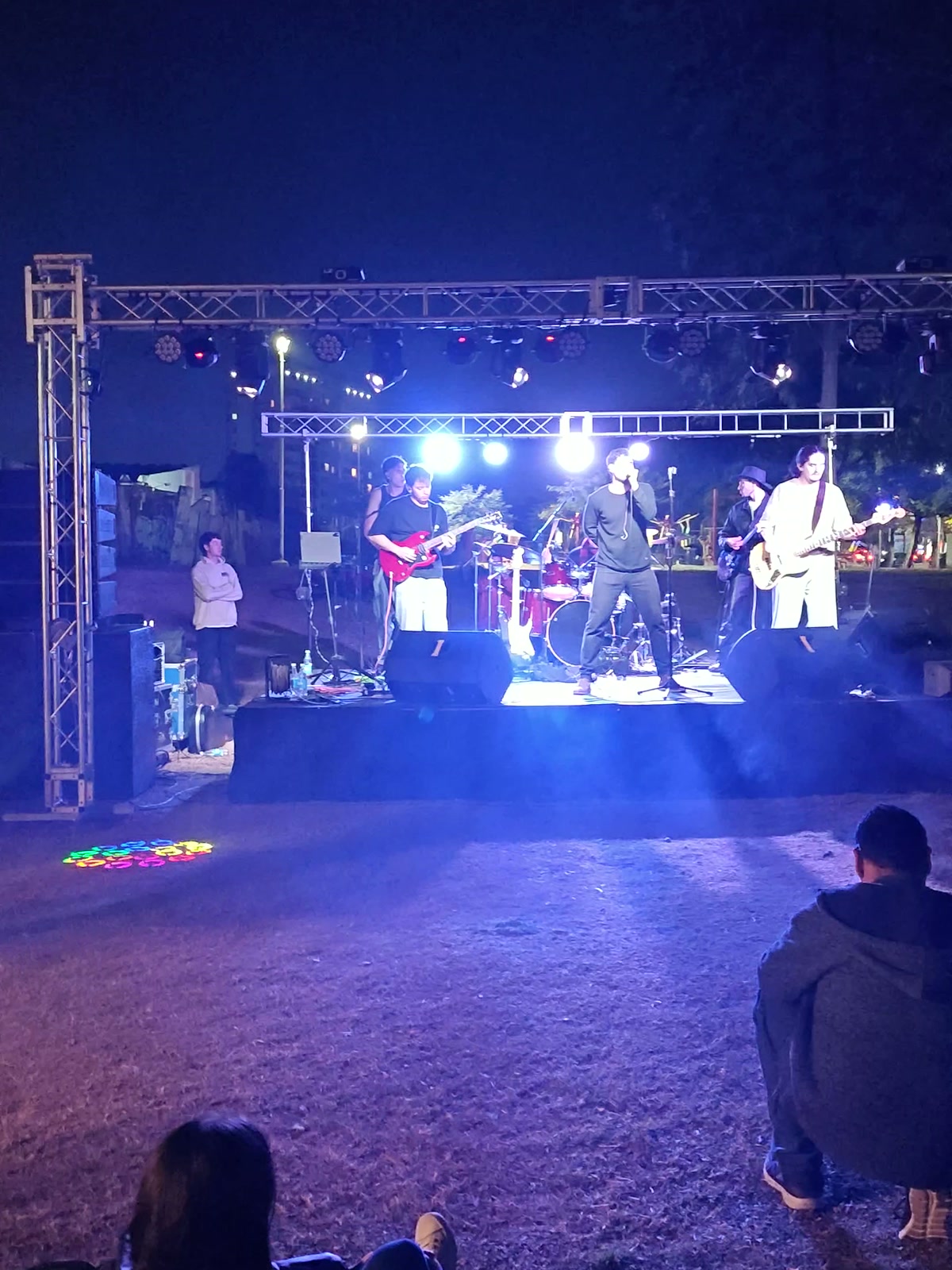 Escenario de recital de noche: torres de truss, iluminación y sonido montados por Top Dj Group para una banda en vivo en Mendoza