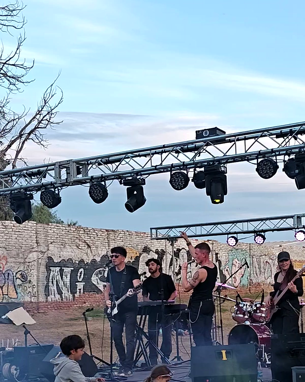 Escenario con truss y cabezales para banda en vivo