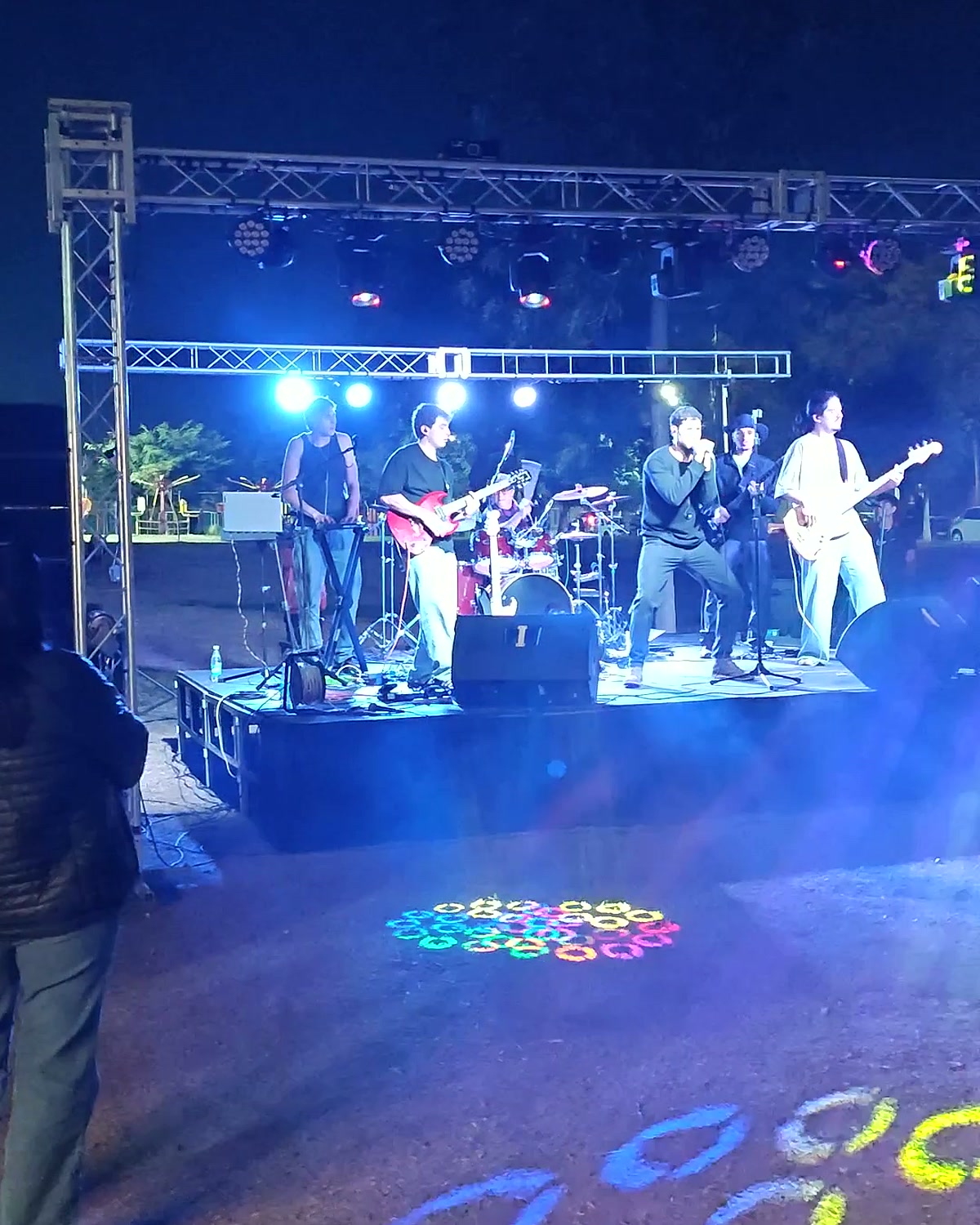 Show en vivo al aire libre con escenario y sonido profesional